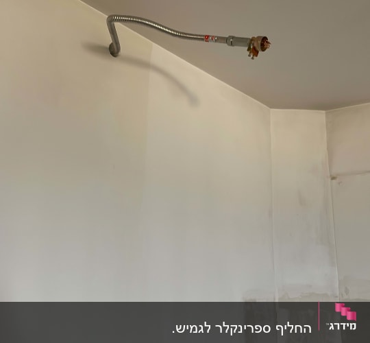 צינור מתכת עם מתז כיבוי אש בתקרה